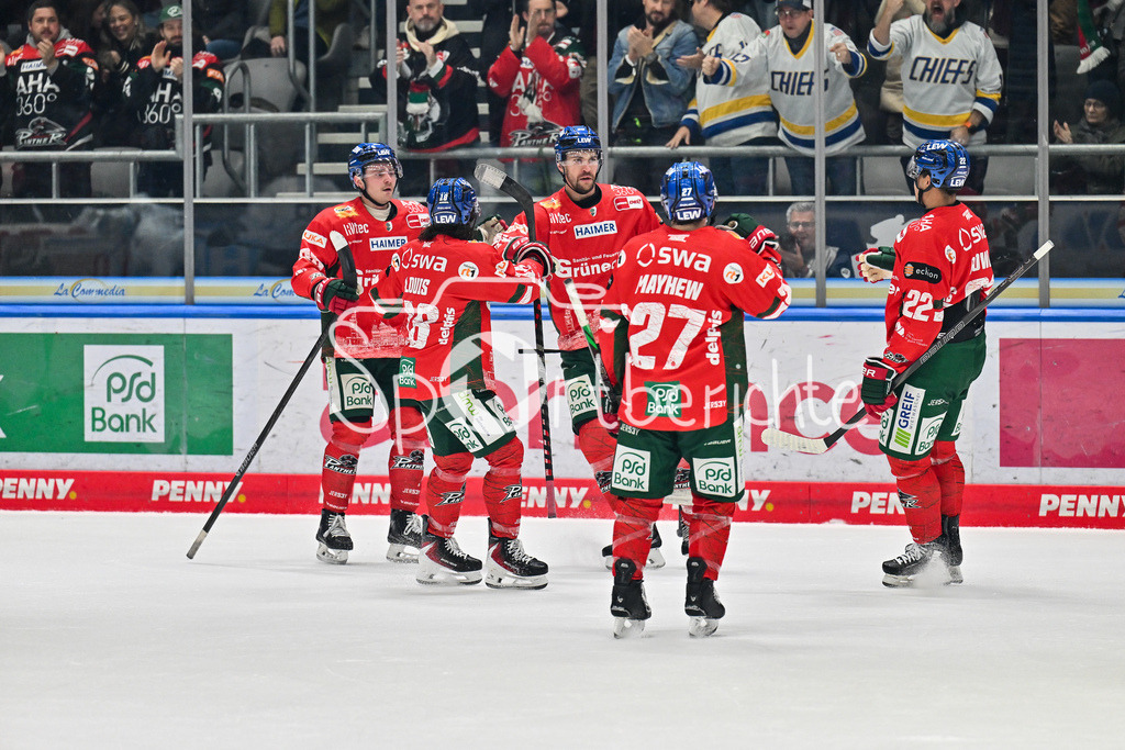 Augsburger Panther - Straubing Tigers | Augsburg, DEUTSCHLAND - 14. NOVEMBER: Jubel der Panther nach dem Treffer zum 1-2 durch Alexandre GRENIER (Augsburger Panther 82) / Tor / Torschuetze / Freude / Happy / beim Ligaspiel zwischen den Augsburger Panthern und den Straubing Tigers am 18. Spieltag der Penny DEL im Curt Frenzel Stadion am 14.11.2025
