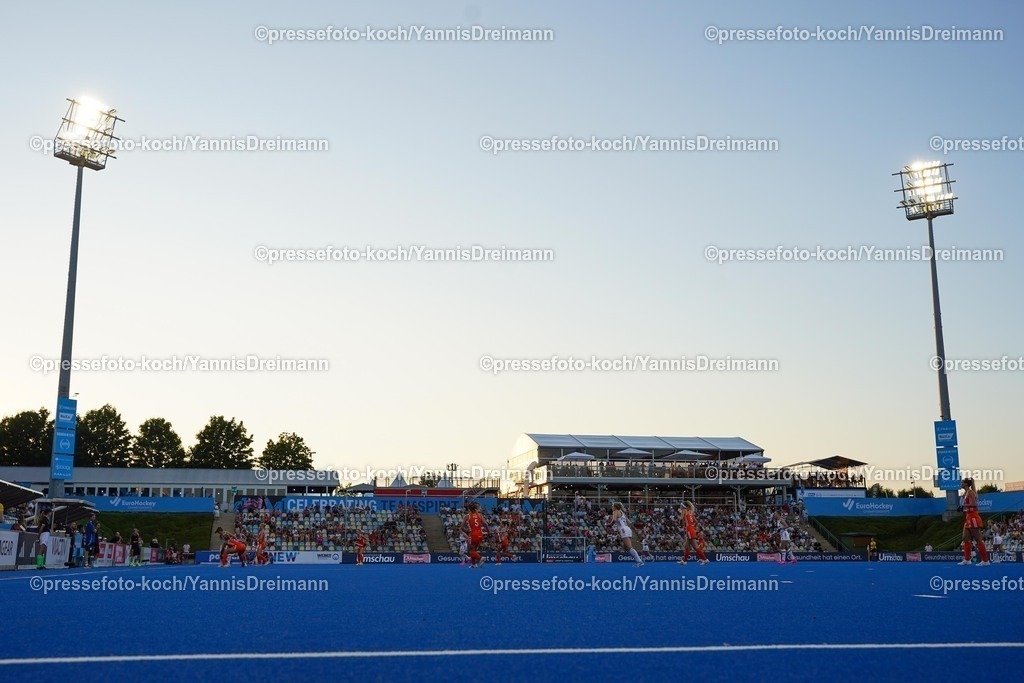 xydrx11082503068 | 11.08.2025, xydrx, Frauen EuroHockey Championship 2025, Gruppenphase, Gruppe A, Deutschland - Niederlande, Sparkassenpark Mönchengladbach: Tribüne mit Fans, feature,