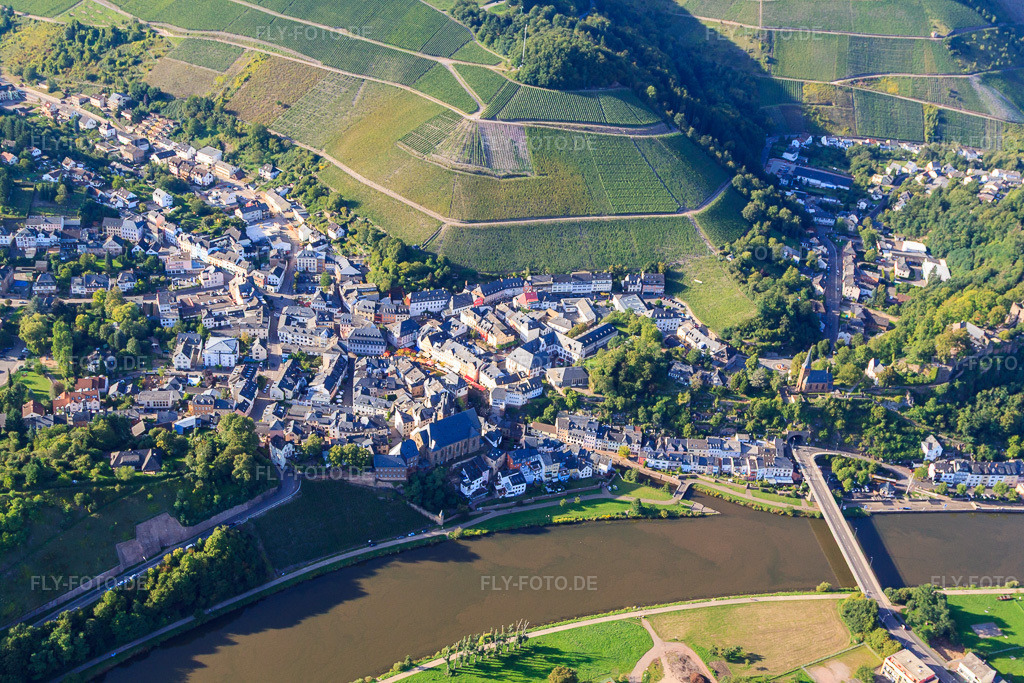 Luftbild: Altstadt unter den Weinbergen im Ortsteil Beurig in Saarburg im Bundesland Rheinland-Pfalz in Deutschland. Foto: IMG_33837.jpg vom 11.09.2010 durch Werner Riehm/FLY-FOTO.de