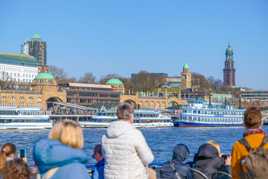 Hafenrundfahrt Landungsbrücken | Fahrgäste schauen von einem Schiff auf die Landungsbrücken in Hamburg. Eine Aufnahme bei strahlendem Sonnenschein im Winterhalbjahr. — Auflösung des Originals: 8256 x 5504 px. - Realizzato con Pictrs.com