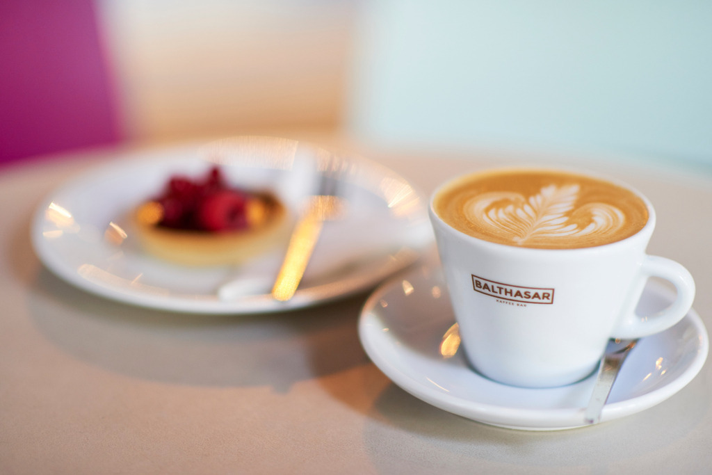 Kaffee Balthasar | Wien, Austria - August 11, 2017: Kaffee Balthasar, Schokotoertchen mit Fruechte und Melange. - Realisiert mit Pictrs.com
