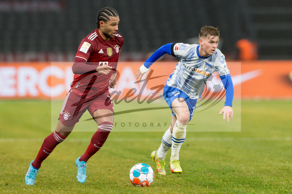 BSCFCB20220123_307 | Fussball, Herren: Serge Gnabry (FC Bayern Muenchen) in Aktion, am Ball, Einzelaktion bei dem Spiel der 1. Bundesliga zwischen Hertha BSC und FC Bayern Muenchen im Olypiastadion am 23.01.2022 in Berlin, Deutschland.DFB / DFL REGULATIONS PROHIBIT ANY USE OF PHOTOGRAPHS AS IMAGE SEQUENCES AND/OR QUASI-VIDEO. - Realisiert mit Pictrs.com