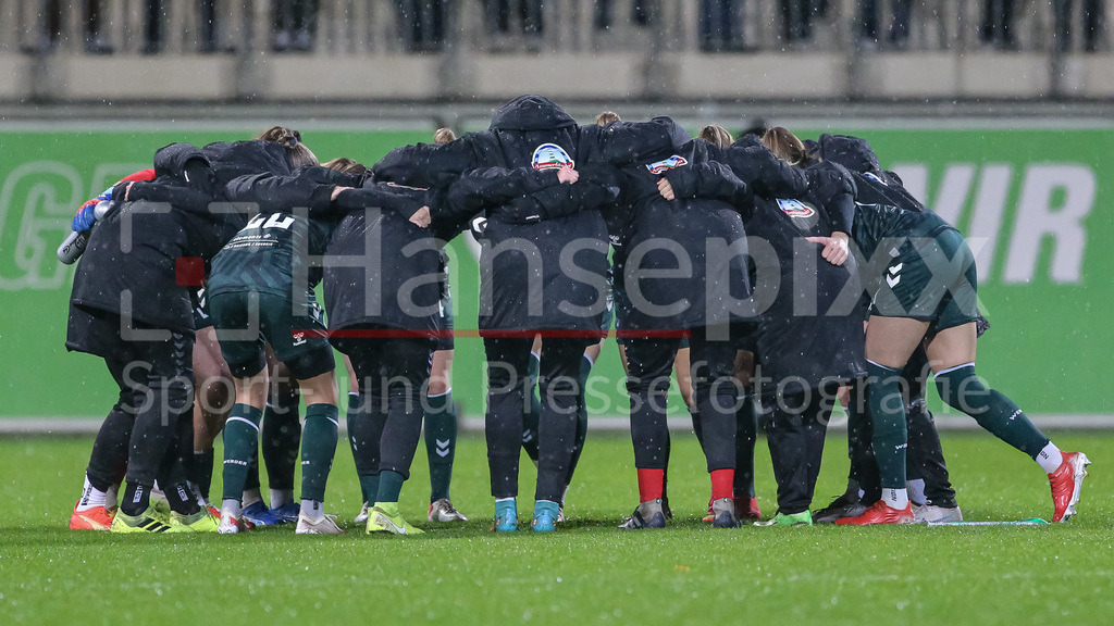 Fussball, DFB-Pokal Frauen, VfL Wolfsburg - SV Werder Bremen | v.li.: Spielerinnen des SV Werder Bremen  schwören sich mit einem Mannschaftskreis ein, Teamkreis, Ansprache, Motivation, DIE DFB-RICHTLINIEN UNTERSAGEN JEGLICHE NUTZUNG VON FOTOS ALS SEQUENZBILDER UND/ODER VIDEOÄHNLICHE FOTOSTRECKEN. DFB REGULATIONS PROHIBIT ANY USE OF PHOTOGRAPHS AS IMAGE SEQUENCES AND/OR QUASI-VIDEO.