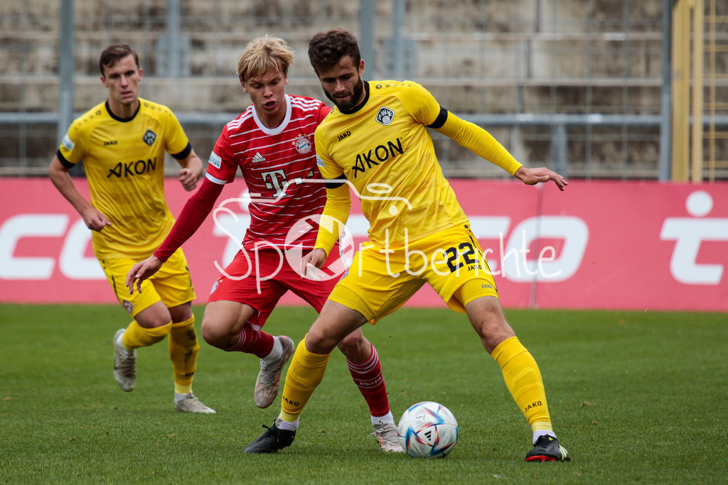 FC Bayern Amateure - FC Wuerzburger Kickers | Frans KRAETZIG (FCB #29) im Duell mit Daniel HAEGELE (FWK #22)