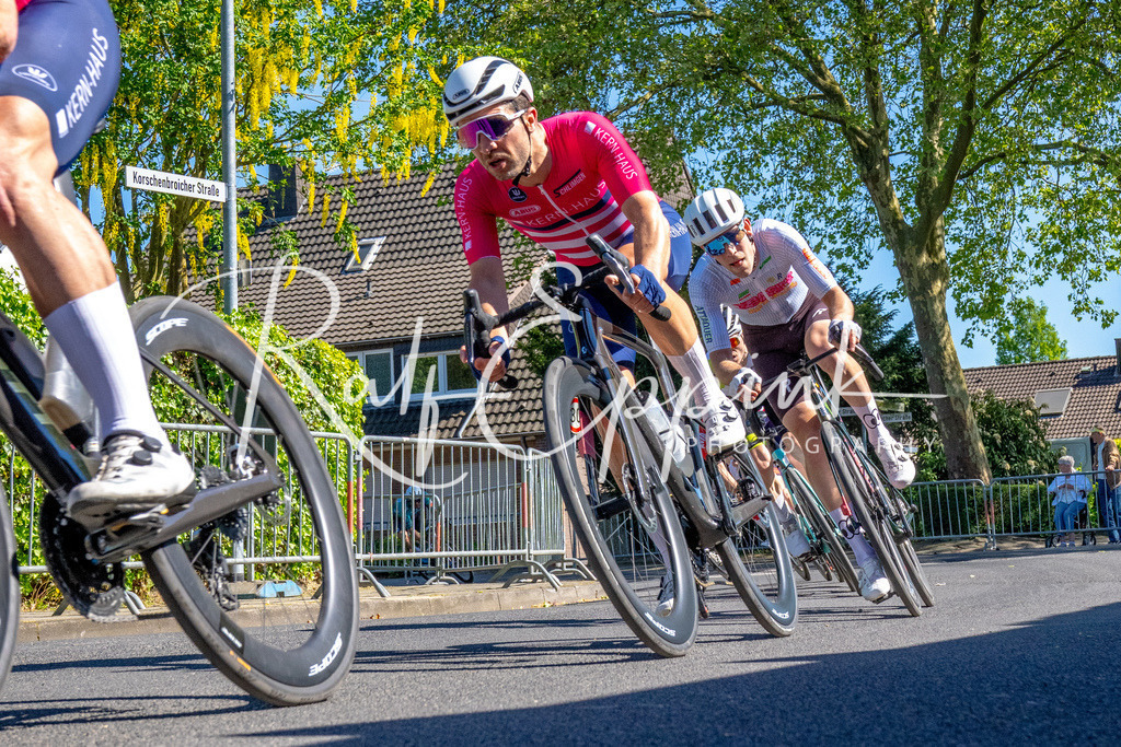 Spurt in den Mai 2026 - Großer Preis der Sparkasse Neuss | Annual one-day road cycling race "Großer Preis der Sparkasse Neuss" held in Büttgen, Germany, organized by VfR Büttgen 1912 e.V. The event features multiple races across all age categories from U11 youth to Elite men. - Realisiert mit Pictrs.com