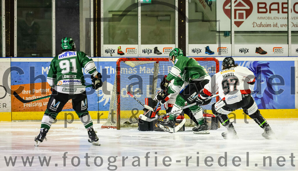 2023-11-12_013_TSV_Erding_gegen_EHC_Koenigsbrunn | Erding, Deutschland, 12.11.2023:
Eishockey, Bayernliga Vorrunde 2023 / 2024, 9. Spieltag, TSV Erding gegen EHC Königsbrunn, Endergebnis: 3:2

Rudolf Lorenz (Erding Gladiators, #91), Torwart Stefan Vajs (EHC Königsbrunn, #32)

Foto: Christian Riedel / fotografie-riedel.net
