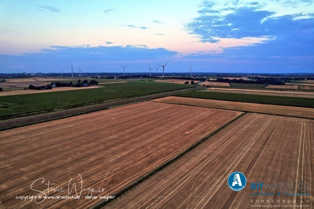 Windpark - Simonsberg | Entdecken Sie atemberaubende Luftbilder und Fotografien auf airwatch.de - Tauchen Sie ein in eine Welt voller faszinierender Aufnahmen aus der Vogelperspektive.
