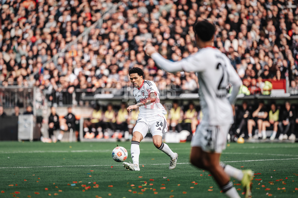 Fußball | Männer | Saison 2025/2026  | Fußball-Bundesliga | 25. Spieltag | FC St. Pauli vs. Eintracht Frankfurt | 08.03.2026 | Nnamdi Collins (#34, Eintracht Frankfurt)