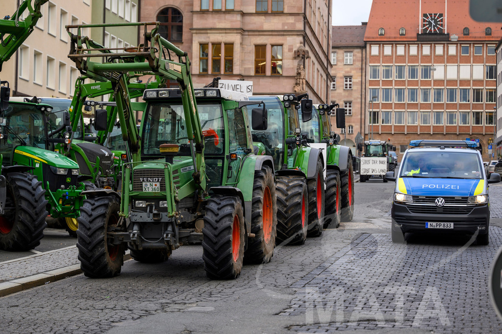 _DWA4320 | Bauerndemo gegen Agrarpolitik der Bundesregierung  auf dem Straße Obstmarkt und Hauptmarkt . Nürnberg, 08.01.2024 - Realisiert mit Pictrs.com