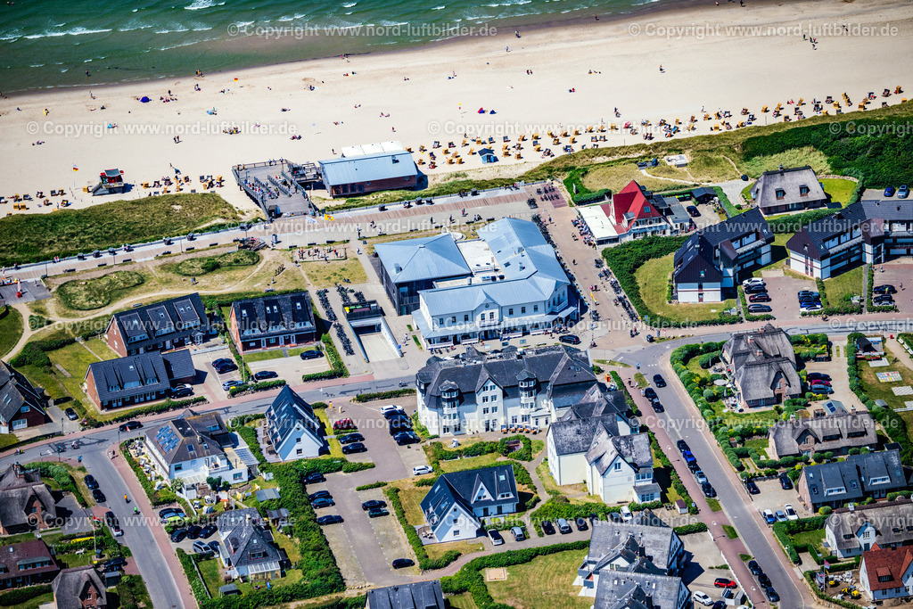 Sylt_Wenningstedt_Dünenstrasse_Restaurant_Iismeer_Buchhandlung_Klaumann_ELS_0840210625 | WENNINGSTEDT (SYLT) 21.06.2025 Sandstrand- Landschaft entlang des Küsten- Verlaufes und Promenade in Wenningstedt (Sylt) auf der Insel Sylt im Bundesland Schleswig-Holstein, Deutschland. // Beach landscape along the and Promenade in Wenningstedt (Sylt) at the island Sylt in the state Schleswig-Holstein, Germany. Foto: Martin Elsen