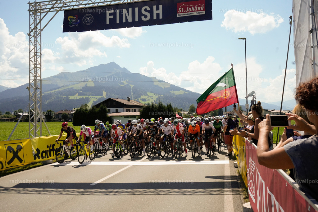 382_20230817_Bewerb_Maenner_Muehlanger | AUT - OESTERREICH, 2023-08-16: SPORT RENNRAD-FAHREN - 55. INTERNATIONALER RADWELTPOKAL IN ST. JOHANN IN TIROL  - Vintage-Radrennen mit WM-Bronze-Medaillen-Siegerin Christina Schweinberger, den Teilnehmer und Alexander Baumann (vom Orginastions-Team) - TAG 2 BEWERB MAENNER IN SECHS GRUPPEN  ; Foto: Roland Muehlanger