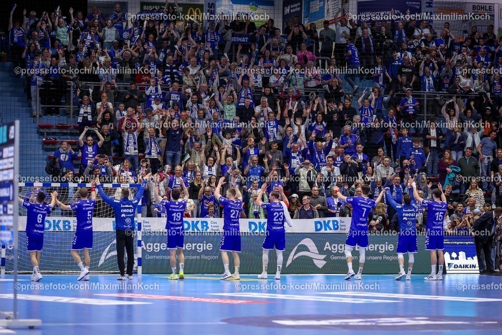 Gum25042501108 | 25.04.2025, Handball, HBL, VfL Gummersbach - 1. VfL Potsdam, Schwalbe-Arena: Abschlussjubel nach dem 31:27 Sieg für Gummersbach. Die Zuschauer jubeln den Spielern und Julian Köster (GUM #7) bei seinem Comeback zu. 
