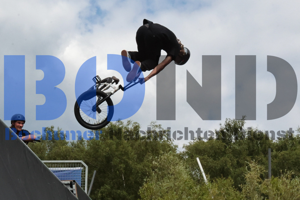 SES_TTG3X320250717-164 | bond - Realisiert mit Pictrs.com