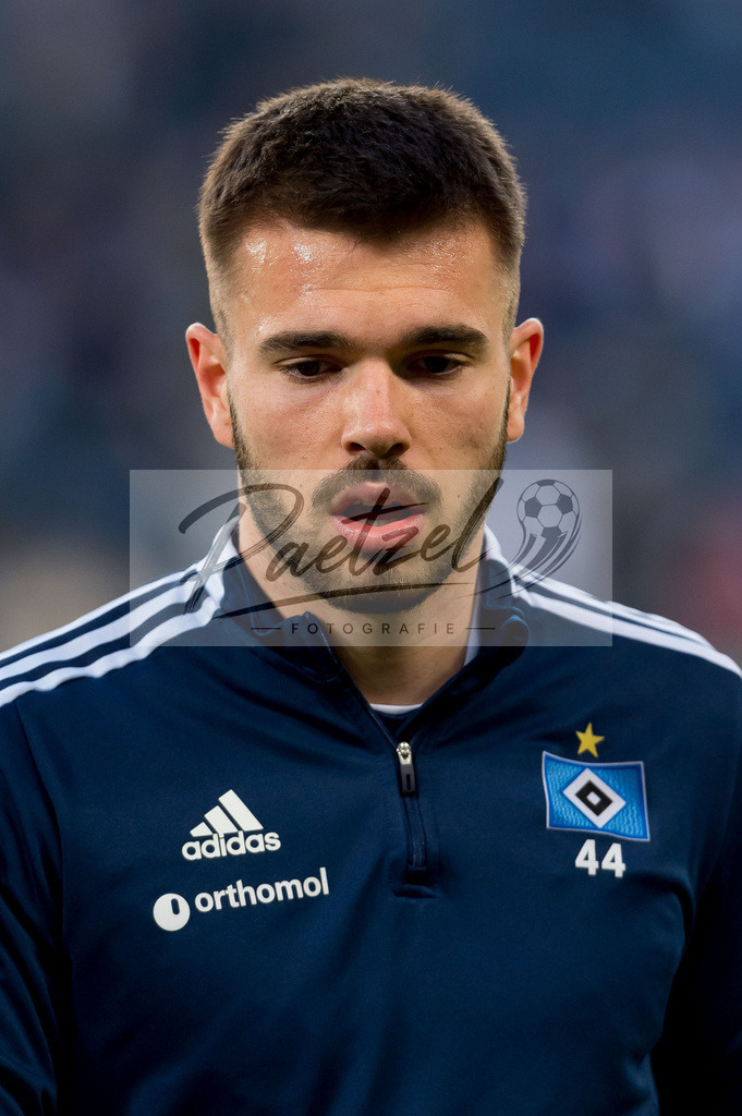 HSVSCF20220419_273 | Fussball, Herren: Mario Vuskovic (Hamburger SV) schaut beim DFB-Pokal-Halbfinalspiel zwischen Hamburger SV und SC Freiburg im Volksparkstadion am 19.04.2022 in Hamburg, Deutschland.DFB / DFL REGULATIONS PROHIBIT ANY USE OF PHOTOGRAPHS AS IMAGE SEQUENCES AND/OR QUASI-VIDEO. - Realisiert mit Pictrs.com