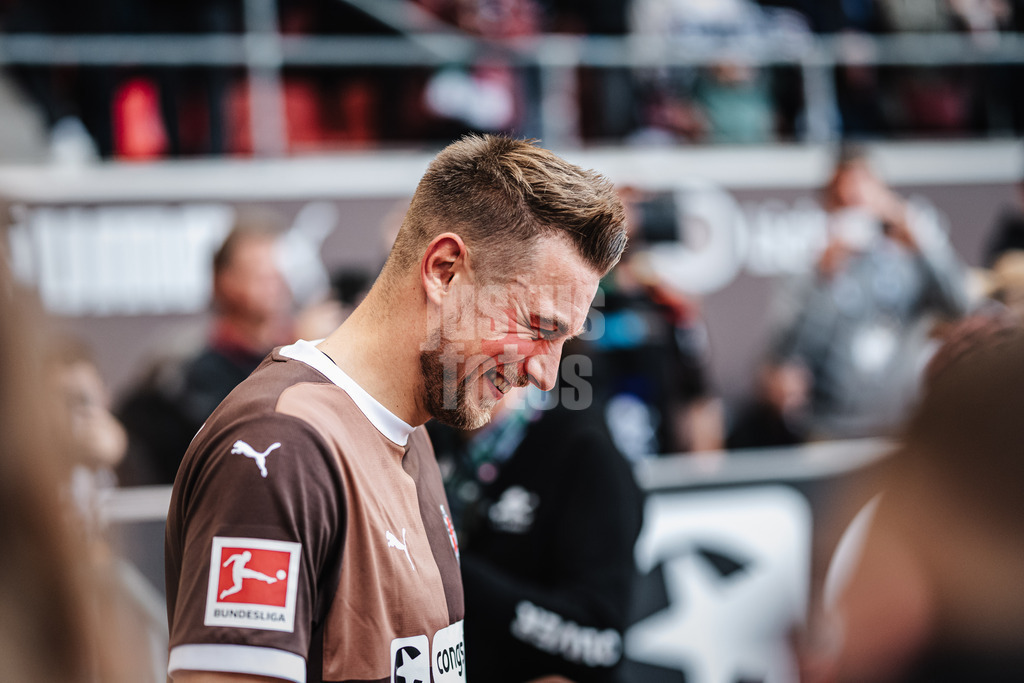 Fußball | Männer | Saison 2024/2025  | Fußball-Bundesliga | 8. Spieltag | FC St. Pauli vs. VfL Wolfsburg | 26.10.2024 | Hauke Wahl (#5, FC St. Pauli) beim Einlauf