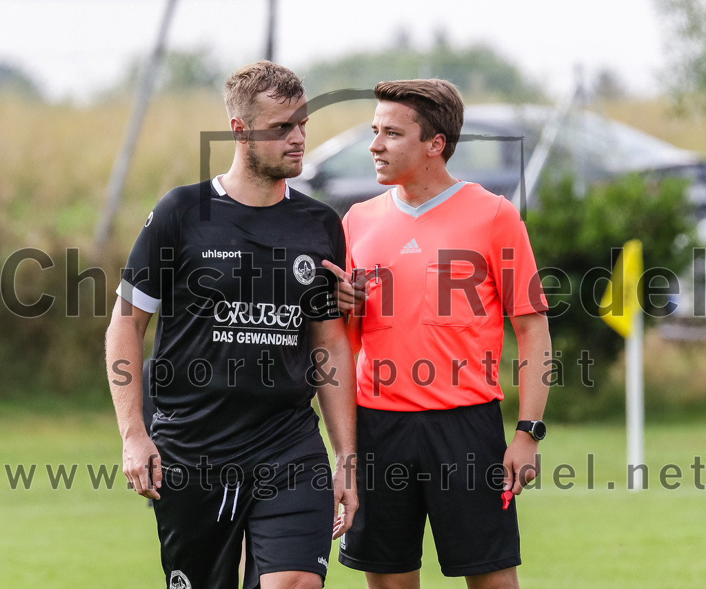 2023-07-02_096_SV_Walpertskirchen_gegen_FC_Herzogstadt | Walpertskirchen, Deutschland, 02.07.2023:
Fußball, Kreisliga 2023 / 2024, Testspiel, SV Walpertskirchen gegen FC Herzogstadt, Endergebnis: 

Florian Simmet (FC Herzogstadt, #3), Schiedsrichter Dominik Dersein

Foto: Christian Riedel / fotografie-riedel.net