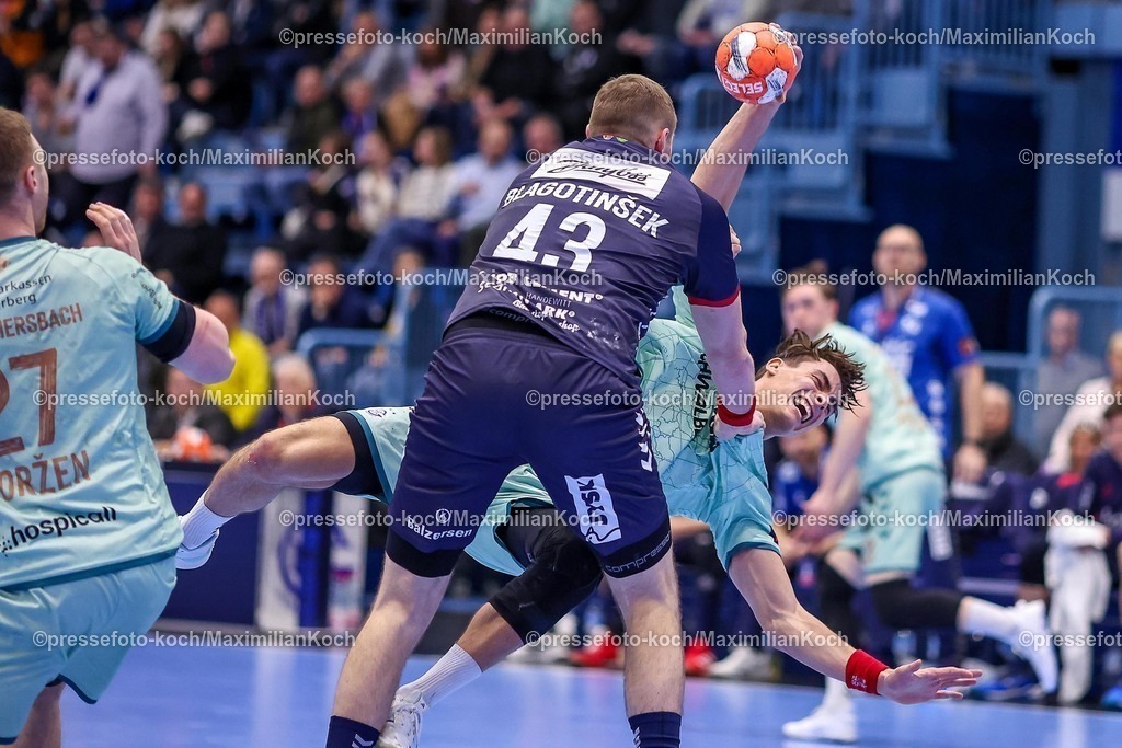 Gum11022501049 | 11.02.2025, Handball, European League - Hauptrunde Gruppe IV, VfL Gummersbach - SG Flensburg-Handewitt, Schwalbe-Arena: Julian Köster (GUM #7) wird von Blaz Blagotinsek (Flensburg-Handewitt #43) zu Boden gerungen