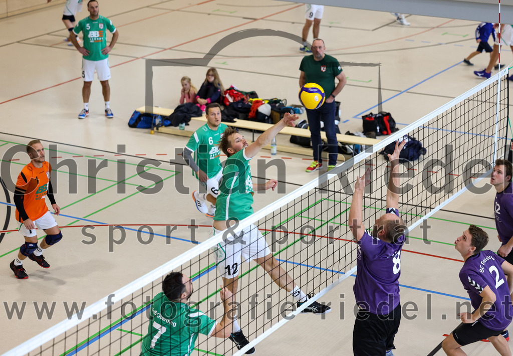 2022-11-12_015_TuS_Oberding_gegen_SC_Freising_II | Oberding, Deutschland, 12.11.2022:
Volleyball, Bezirksliga Ost 2022 / 2023, 7. Spieltag, TuS Oberding gegen MTV Pfaffenhofen II, Endergebnis: 3:2

Bernd Walter (TuS Oberding, #1), Oliver Pelz (TuS Oberding, #6), Carl Baucks (TuS Oberding, #12), Dejan Jankovic (SC Freising, #8), Florian Wenz (SC Freising, #2)

Foto: Christian Riedel / fotografie-riedel.net