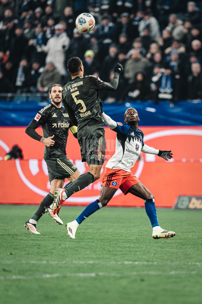 Fußball | Männer | Saison 2025/2026 | 1. Fußball-Bundesliga | 22. Spieltag | Hamburger SV vs. 1. FC Union Berlin | 14.02.2026 | v.l. Christopher Trimmel (#28, 1. FC Union Berlin), Danilho Doekhi (#5, 1. FC Union Berlin) und Jean-Luc Dompe (#7, HSV)