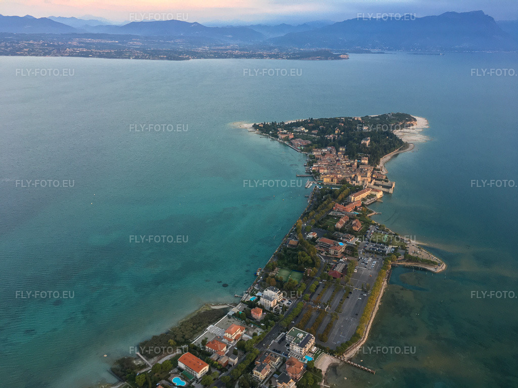 Vue aérienne: Vue de la ville à Sirmione dans le département Brescia, Italie. Photo: IMG-134986.jpg prise le 23/09/2022 par Werner Riehm/FLY-FOTO.eu – Résolution de l'original: 4032 x 3024 px