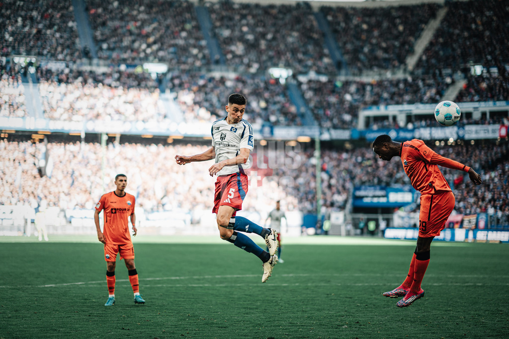 Fußball | Männer | Saison 2024/2025 | 2. Fußball-Bundesliga | 7. Spieltag | Hamburger SV vs. SC Paderborn 07 | 28.09.2024 | Dennis Hadzikadunic (#5, HSV) beim Kopfball