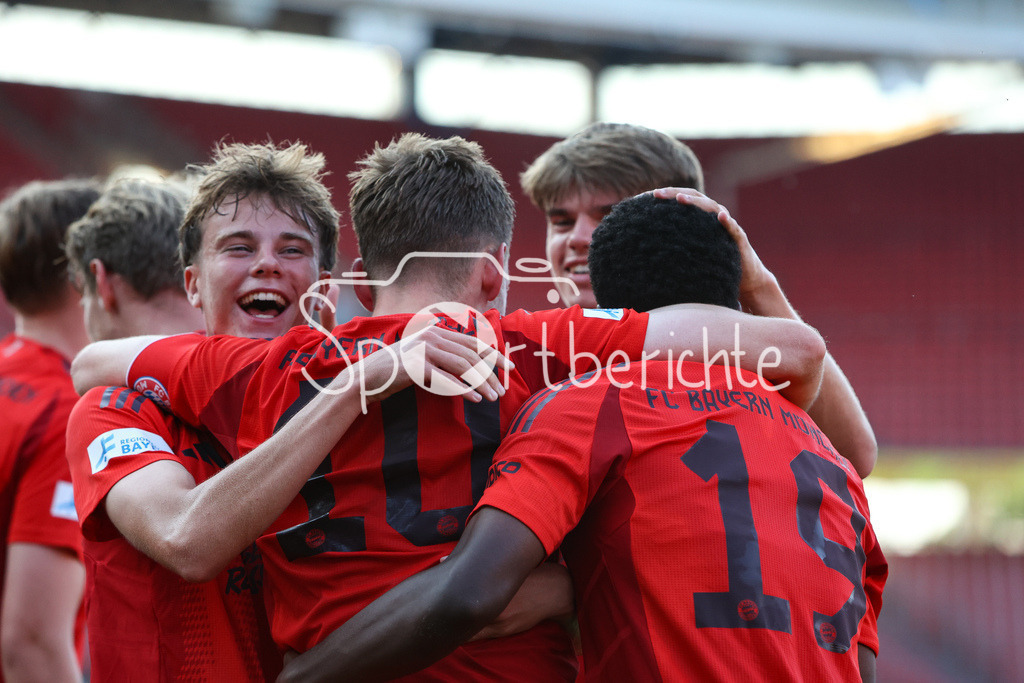 1. FC Nürnberg II - FC Bayern Amateure | Jubel nach dem Treffer zum 1-1 durch Timo Kern (FCB #10) / Treffer / Freude / Torschuezte
