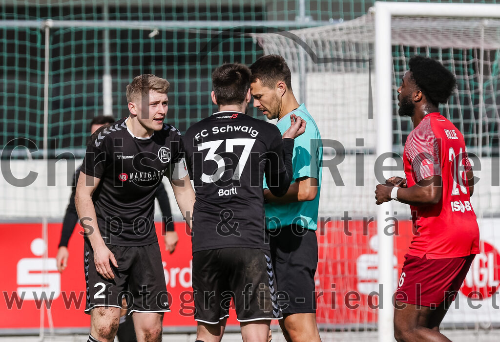 2024-02-24_089_FC_Schwaig_gegen_TSV_1880_Wasserburg | Oberding, Deutschland, 24.02.2024:
Fußball, 2. Runde Qualifikation TOTO-Pokal 2023 / 2024, 1. Spieltag, FC Schwaig gegen TSV 1880 Wasserburg, Endergebnis: 2:3

Tobias Jell (FC Schwaig, #2), Tobias Bartl (FC Schwaig, #37), Schiedsrichter Xaver Fabisch

Foto: Christian Riedel / fotografie-riedel.net