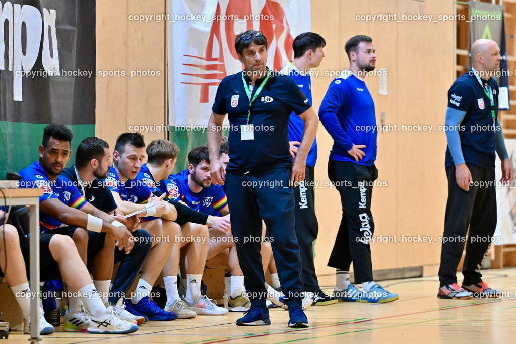 SC Ferlach vs. Schwaz Tirol Handball | Headcoach SC Ferlach BEGUS Robert, Spielerbank SC Ferlach, #50 GONZALEZ-MARTINEZ Adonis SC Ferlach, #10 Perkusic Toni SC Ferlach, #33 STRIEBNIG Florian SC Ferlach, Tormanntrainer SC Ferlach Wieninger Kristin, SC Ferlach vs. Schwaz Tirol Handball, SC Ferlach vs. Schwaz Tirol Handball am 12.10.2024 in Ferlach (Ballspielhalle Ferlach), Austria, (Photo by Bernd Stefan)
