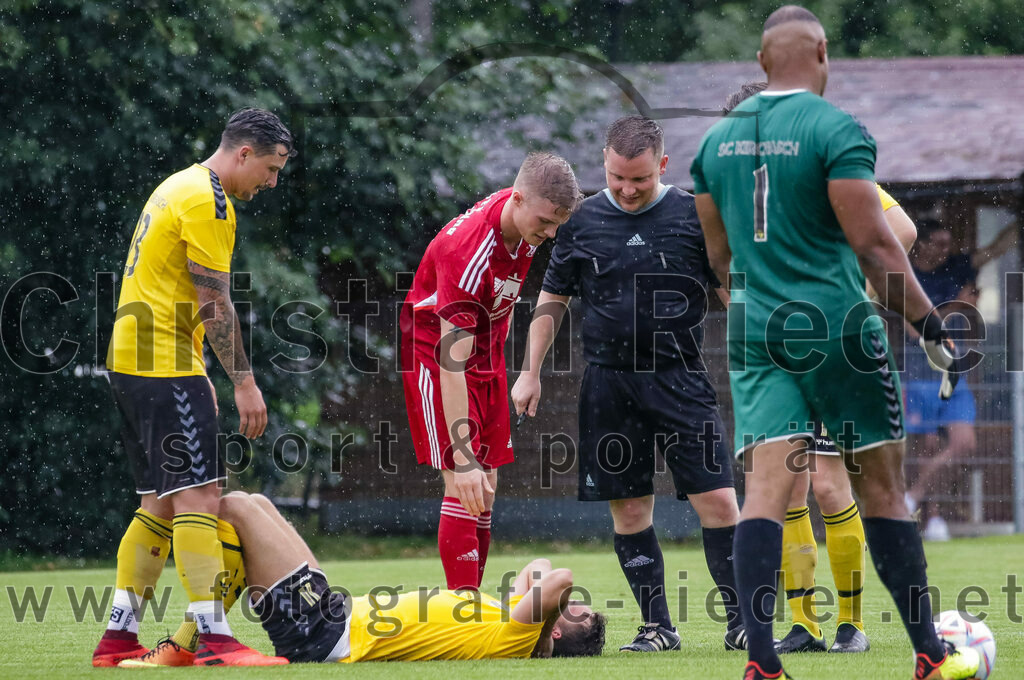 2023-07-29_077_FC_Finsing_gegen_SC_Kirchasch | Finsing, Deutschland, 29.07.2023:
Fußball, Kreisliga 2023 / 2024, 1. Spieltag, FC Finsing gegen SC Kirchasch, Endergebnis: 0:2

Alexander Mrowczynski (SC Kirchasch, #23), Stefan Hackl (SC Kirchasch, #11), Valentin Bachmeier (FC Finsing, #6), Schiedsrichter Gerhard Ferlisch

Foto: Christian Riedel / fotografie-riedel.net