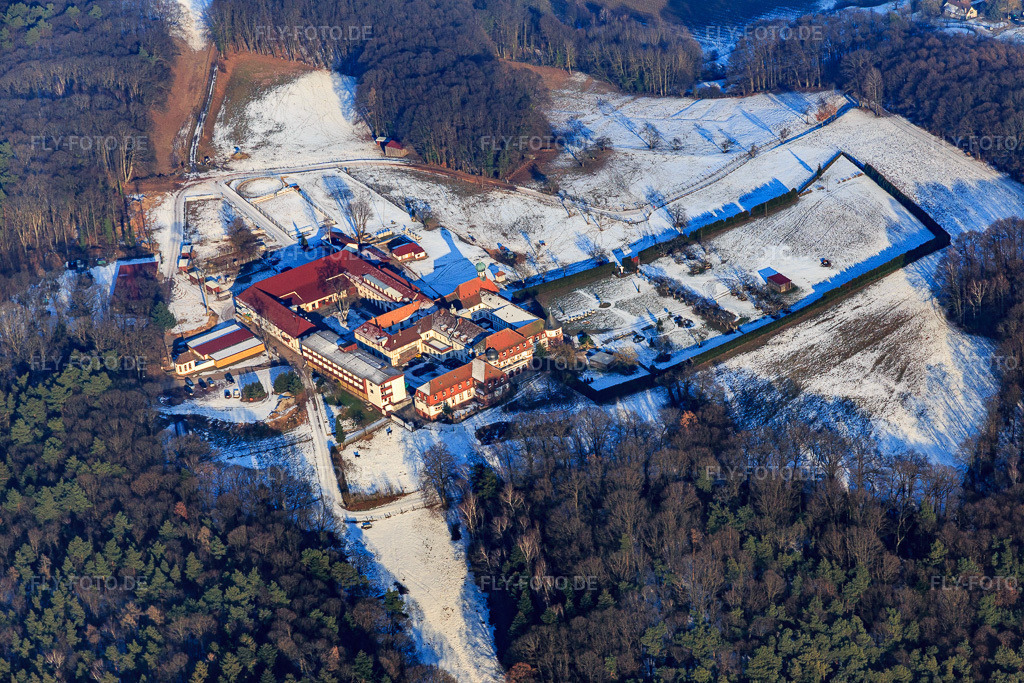 Luftbild: Perdepension im Kloster Liebfrauenberg im Winter bei Schnee in Bad Bergzabern im Bundesland Rheinland-Pfalz in Deutschland. Foto: IMG_096425.jpg vom 22.01.2017 durch Werner Riehm/FLY-FOTO.de