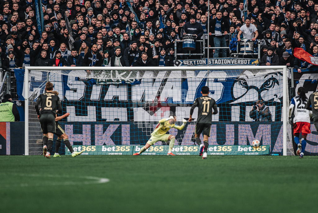 Fußball | Männer | Saison 2025/2026 | 1. Fußball-Bundesliga | 22. Spieltag | Hamburger SV vs. 1. FC Union Berlin | 14.02.2026 | Leopold Querfeld (#14, 1. FC Union Berlin) verwandelt den Elfmeter gegen Daniel Heuer Fernandes (#1, HSV)