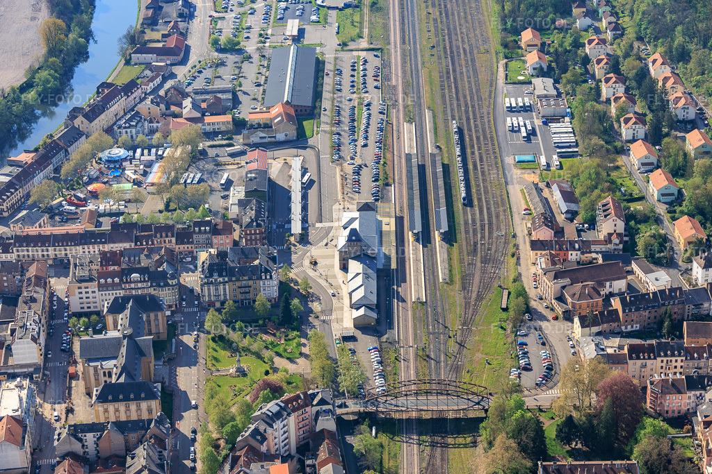 Luftbild: Bahnhof von Nordwesten in Saargemünd im Bundesland Moselle in Frankreich. – Foto: IMG_154557.jpg vom 18.04.2026 durch Werner Riehm/FLY-FOTO.de – Auflösung des Originals: 5720 x 3813 px