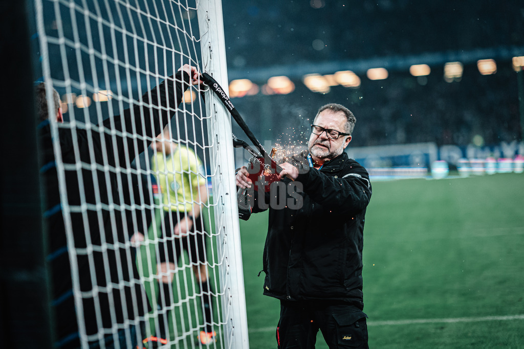 Fußball | Männer | Saison 2023/2024 | 2. Fußball-Bundesliga | 21. Spieltag | Hamburger SV vs. Hannover 96 | 09.02.2024 | HSV Fans sabotieren das Spiel aus Protest mit Schlössern im Tor, die Groundkeeper rücken mit der Flex an