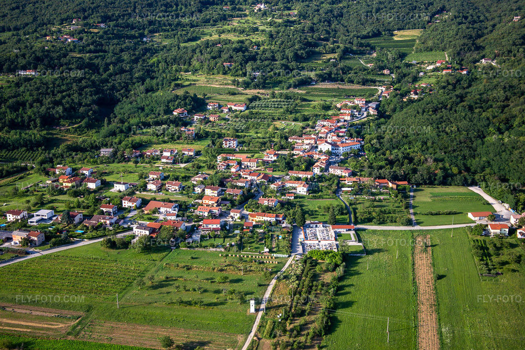 Aerial view: View of the town in the district Ozeljan in Nova Gorica in the state Slovenia, Slovenia. – Photo: IMG_137448.jpg taken on 07/14/2023 by Werner Riehm/FLY-FOTO.com – Resolution of the original: 5472 x 3648 px
