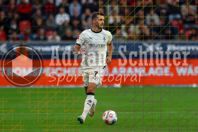 Bayer 04 Leverkusen vs Borussia Mönchengladbach - Bundesliga  | Leverkusen, Deutschland, 21.09.25:   Kevin Stöger (Borussia Mönchengladbach) schaut waehrend des Spiels der Bundesliga zwischen  Bayer 04 Leverkusen vs Borussia Mönchengladbach in der BayArena(Foto von Brauer-Fotoagentur / Adrian Schlueter)