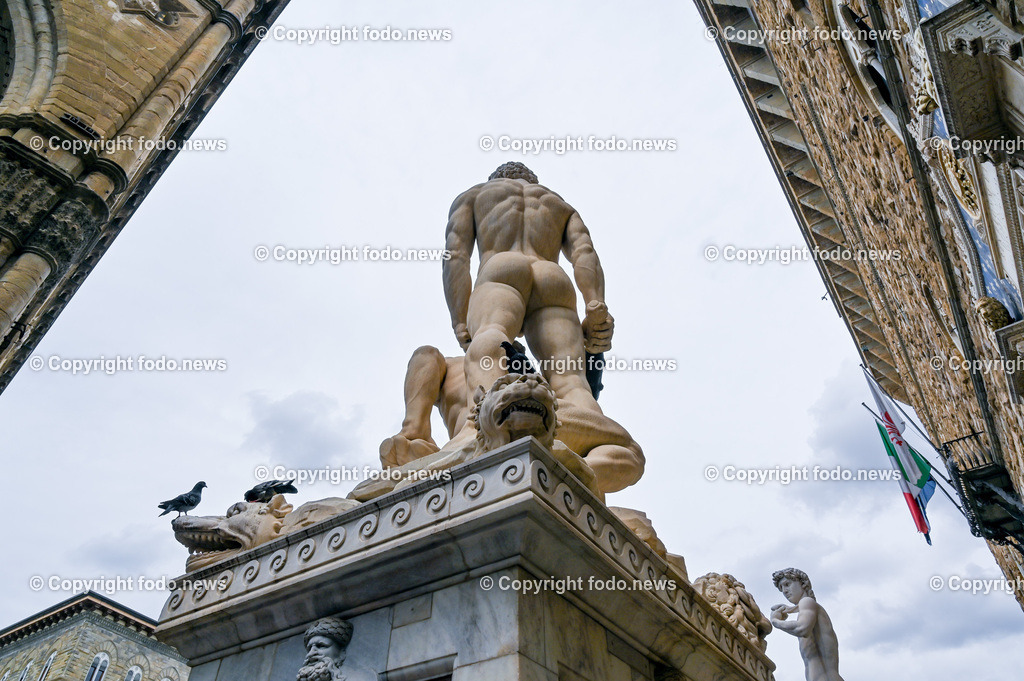 Italien_ Toscana_ Florenz_ 30.05.2024-372 | 30.05.2024, Italien, ITA, Toskana, Florenz im Bild Stadtansichten, Gebäude, Architektur, Touristen, Historisch, Souvenir, Altstadt, Museum, Statuen, Skulpturen, Piazza della Signoria, Statue David, Palazzo Vecchio, Neptunbrunnen, Piazza della Repubblica, Ponte Vecchio, Brücke, Uffizien, Kathedrale Santa Maria del Fiore, Arno, Fluß


Florenz, Firenze, ist eine italienische Großstadt. Nach Einwohnern ist sie die achtgrößte Stadt Italiens. Florenz ist die Hauptstadt sowie größte Stadt der Region Toskana und der Metropolitanstadt Florenz, in der etwa eine Million Menschen leben. Florenz ist für seine Geschichte berühmt. Leonardo da Vinci verbrachte große Teile seiner Jugend in Florenz, Michelangelo fand Unterschlupf in der Kirche der Medici, Galileo Galilei wohnte als Hofmathematiker in den Palästen der Medici. Von 1865 bis 1871 war die Stadt die Hauptstadt des neu gegründeten Königreichs Italien. Das historische Zentrum von Florenz zieht Jahr für Jahr Millionen von Touristen an. Die historische Innenstadt wurde von der UNESCO im Jahre 1982 zum Weltkulturerbe erklärt. 
Quelle: Wikipedia
