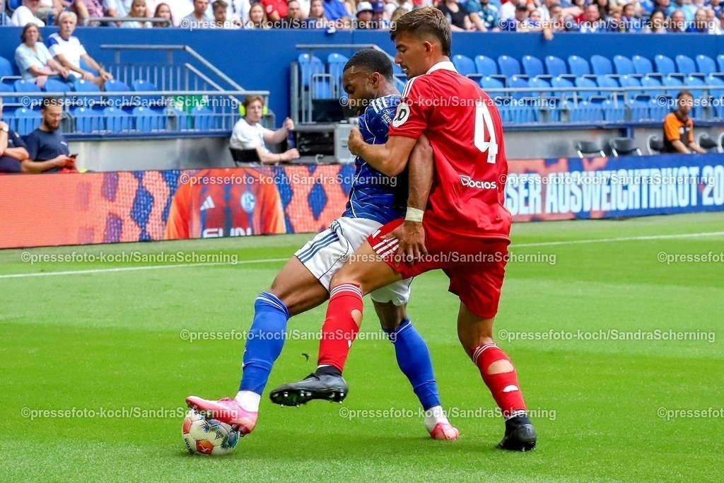 xSSC26072501009 | 26.07.2025, xsscx, Fuﬂball, FC Schalke 04 - FC Sevilla, 2. Fuﬂball Bundesliga, VELTINS-Arena, Saison 2025 2026: Moussa Sylla (FC Schalke 04 #9) im Zweikampf gegen Kike Salas (FC Sevilla #4) DFB regulations prohibit any use of photographs as image sequences and or quasi-video.