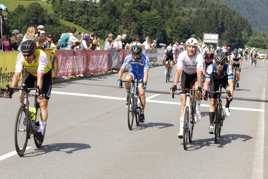 1018_20230817_Bewerb_Maenner_Muehlanger | AUT - OESTERREICH, 2023-08-16: SPORT RENNRAD-FAHREN - 55. INTERNATIONALER RADWELTPOKAL IN ST. JOHANN IN TIROL  - Vintage-Radrennen mit WM-Bronze-Medaillen-Siegerin Christina Schweinberger, den Teilnehmer und Alexander Baumann (vom Orginastions-Team) - TAG 2 BEWERB MAENNER IN SECHS GRUPPEN  ; Foto: Roland Muehlanger