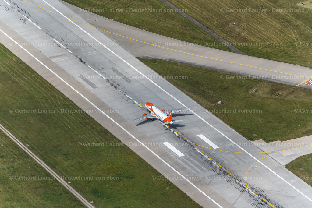 4034362 | FILDERSTADT 22.07.2020 Passagierflugzeug mit der Kennung OE-IJS der Fluggesellschafdt easyJet Europe vom Typ Airbus A320-200 beim Start auf dem Flughafen Stuttgart in Filderstadt im Bundesland Baden-Württemberg, Deutschland. Weiterführende Informationen bei: Flughafen Stuttgart GmbH,  easyJet Airline Company Limited. // Passenger aircraft with the registration OE-IJS of the airline easyJet Europe of the type Airbus A320-200 taking off at Stuttgart Airport in Filderstadt in the state Baden-Wuerttemberg, Germany. Further information at: Flughafen Stuttgart GmbH,  easyJet Airline Company Limited. Foto: Gerhard Launer