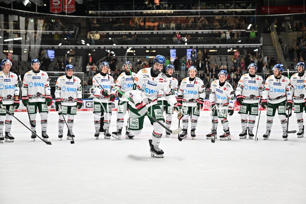 Augsburger Panther - Steinback Black Wings Linz | Die Augsburger Panther feiern ausgelassen den Sieg gegen Linz / im Bild Liron PELLIZZARI (Augsburger Panther 60) / Testspiel: Augsburger Panther - Steinback Black Wings Linz; Curt Frenzel Stadion am 05.09.2025