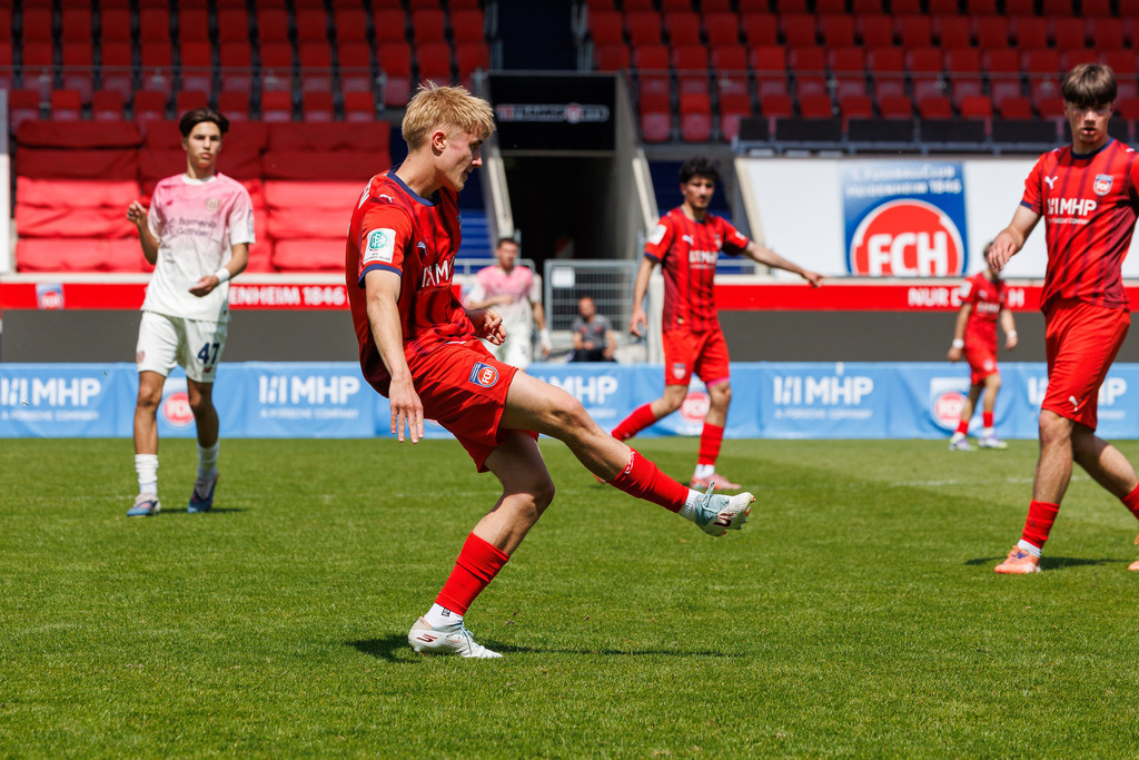 20260503-U19_FCH-LEV_176 | 1.FC Heidenheim 1846 vs. Bayer 04 Leverkusen, Fußball, U19, A-Junioren, NWL, U19-DFB-Nachwuchsliga, 2025/2026, Achtelfinale, 03.05.2026 in Heidenheim, Voith Arena(Foto: Michael Bulling) - Realisiert mit Pictrs.com