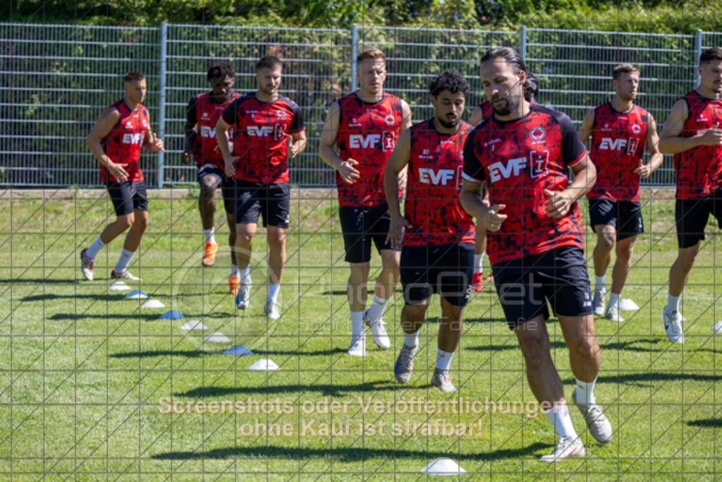 20250629_105232_1046 | #,1.Göppinger SV, Fussball, Oberliga BW - Trainingsauftakt, Saison 2025/2026, Rasensportplatz Stadion SV Göppingen, Hohenstaufenstr. 116, 73033 Göppingen, 29.06.2025 - 10:30 Uhr,Foto: PhotoPeet-Sportfotografie/Peter Harich