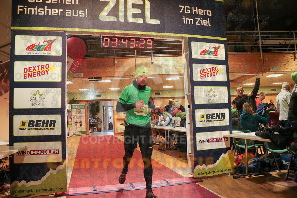 241208_1246_EX1_7913 | Sportfotografie im Rhein-Sieg Kreis, Köln, Bonn, NRW, Rheinland Pfalz, Hessen, etc. Unser Tätigkeitsfeld umfasst den Laufsport vom Volkslauf über den Marathon, Duathlon, Triathon bis zum Ultralauf wie Kölnpfad Ultra oder Schindertrail.