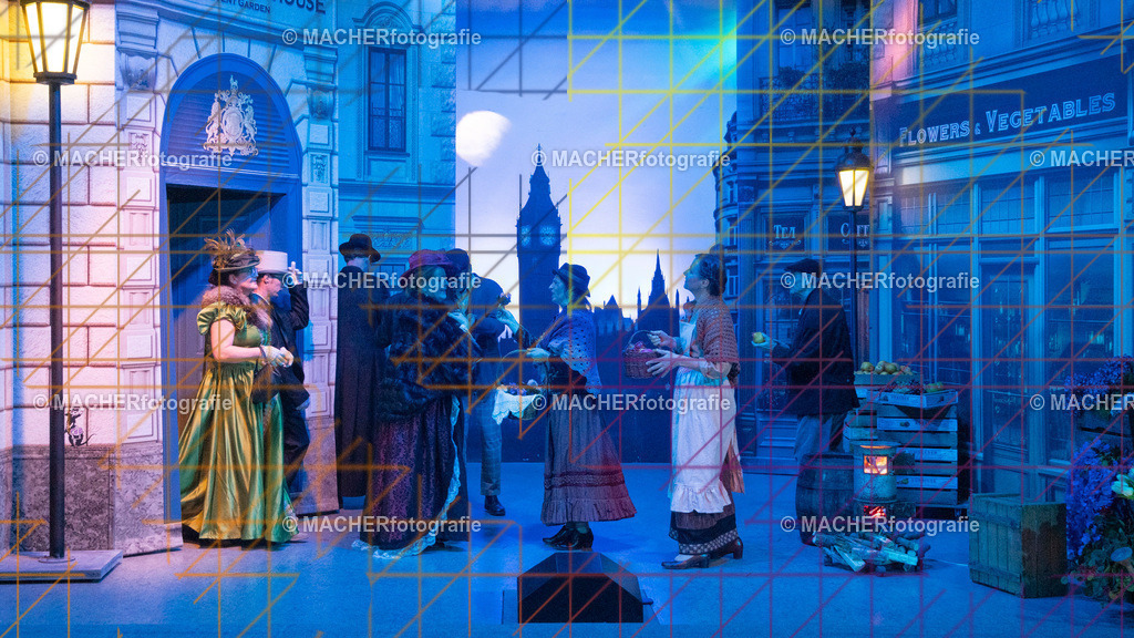 003_MFL-2025 | Portraitbilder von Regisseur; Darsteller; Techniker; Maske; Kostüme; Chor; Musiker; Bilderserie der Generalprobe und der Premierenvorstellung, Szenenbilder; Ausdrucksstudien; Bühnenüberblick; Bühnenkulissen; Pressefotos inkl. Redaktionsfoto Darstellergruppe.