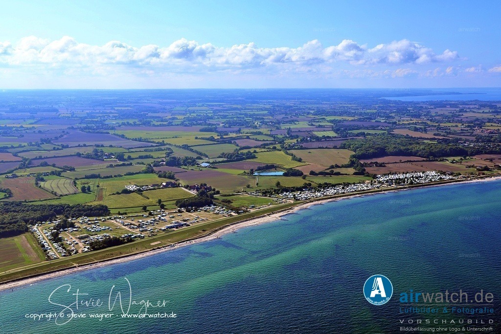 Luftbilder Campingplatz Hasselberg - bietet eine ideale Mischung aus Natur, Komfort und familiärer Atmosphäre. | Campingplatz Hasselberg liegt direkt an der Ostsee in Schleswig-Holstein, zwischen Flensburg und Eckernförde, und bietet eine ideale Mischung aus Natur, Komfort und familiärer Atmosphäre. Der Platz ist von Anfang April bis Anfang Oktober geöffnet, verfügt über 500 Stellplätze (80–100 m² groß), und ermöglicht in nur 2 Minuten Fußweg direkten Zugang zum Strand – sowohl von der Nord- als auch von der Südseite des Deichs. Hunde sind erlaubt und können sogar einen extra ausgewiesenen Hundestrand nutzen.