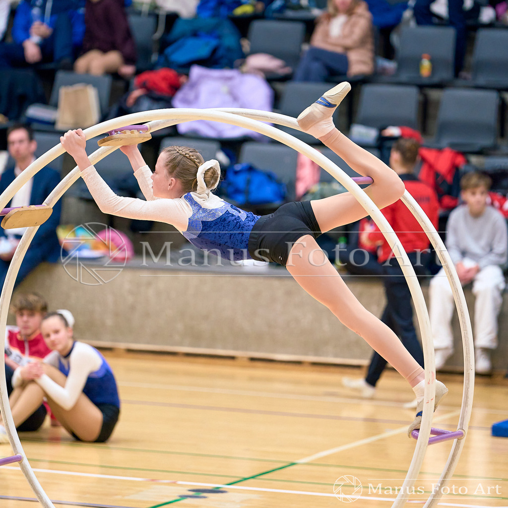 2024-11-09-3-D-DSC03227 | Professionelle Sportfotografie in Hamburg, Schleswig-Holstein und Niedersachsen – spezialisiert auf Rhönrad, Geräteturnen, Leistungsturnen und rhythmische Sportgymnastik. Bundesweite Begleitung von Rhönrad-Events. Jetzt Sport-Fotos - Realisiert mit Pictrs.com