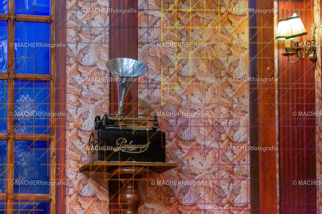 147_MFL-2025 | Portraitbilder von Regisseur; Darsteller; Techniker; Maske; Kostüme; Chor; Musiker; Bilderserie der Generalprobe und der Premierenvorstellung, Szenenbilder; Ausdrucksstudien; Bühnenüberblick; Bühnenkulissen; Pressefotos inkl. Redaktionsfoto Darstellergruppe.