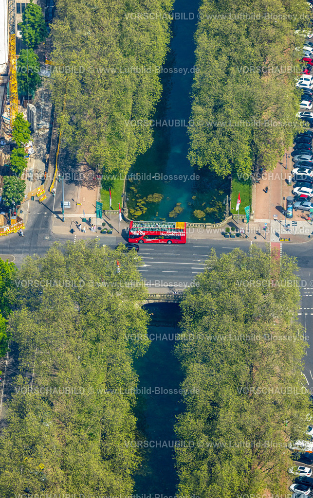 Duesseldorf240500995 | Luftbild, Hop On-Hop Off Doppeldeckerbus mit offenem Verdeck, City Touren Stadtrundfahrt, Brücke Stadtgraben mit bewaldeter Königsallee und Benrather Straße, Stadtmitte, Düsseldorf, Rheinland, Nordrhein-Westfalen, Deutschland
