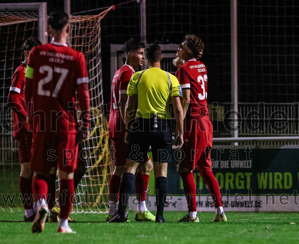 2023-10-27_103_VfB_Hallbergmoos_gegen_FC_Schwaig | Hallbergmoos, Deutschland, 27.10.2023:
Fußball, Landesliga Südost 2023 / 2024, 18. Spieltag, VfB Hallbergmoos gegen FC Schwaig, Endergebnis: 2:3

Jonas Mayr (VfB Hallbergmoos, #5), Schiedsrichter Fabian Buechner, Yannick Saßmann (VfB Hallbergmoos, #33)

Foto: Christian Riedel / fotografie-riedel.net