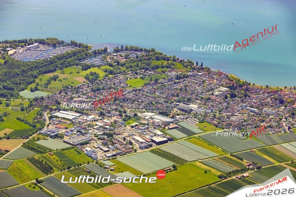Das Luftbild zeigt :  Langenargen - Die Luftaufnahme wurde 2024 vom UL-Flugzeug aus erstellt ( keine Drohne ) - Hochauflösende Luftaufnahme - Für grossformatige Ausdrucke geeignet. Die Geschenkidee !Mit Lizenz und Bildrechte bestellbar